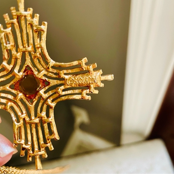 Sarah Coventry 1970's Vintage Gold Tone Amber Crystal Cross Pendant Necklace - Picture 4 of 8